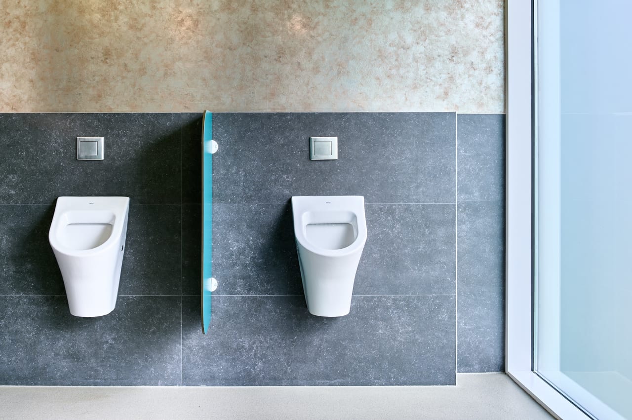 The rooms are distinguished by modern design, panoramic windows and wallpaper with the theme of the map of the immediate area. After a day of attractions, guests can relax in modern bathrooms with Roca products. For the most demanding guests, selected apartments have a bathtub, which, combined with panoramic glass, allows for a relaxing bath with a view of the setting sun.7
