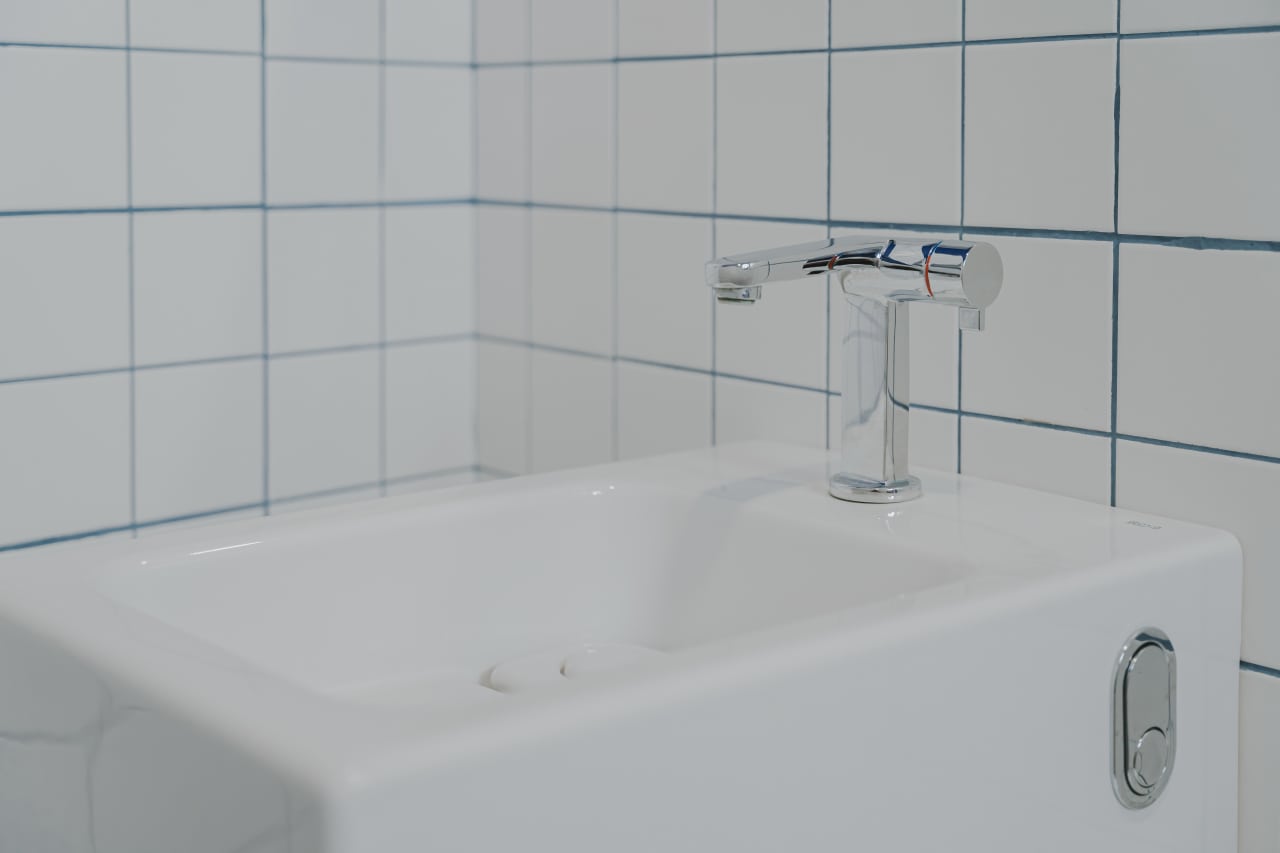 Key to this initiative is the award-winning W+W, an ingenious combination of washbasin and toilet that reduces water consumption by up to 25%. Incorporated into the design is the Single Pro faucet, which features an advanced cartridge that minimises water consumption and reduces CO2 emissions, exemplifying Roca's integration of technology and environmental responsibility. Roca's Proton urinals add to the efficiency with their minimalist design and a touchless flushing system that uses just 0.5 litres per flush. Combined with The Gap wall-hung toilets and PL1 dual flush plates, Roca delivers a seamless blend of functionality and style for public spaces. The Gap Round over countertop basins further enhance the overall aesthetic of the museum’s toilets. Extending its sustainability beyond the toilets, the museum also engages visitors with interactive exhibits that promote environmental awareness and encourage water-saving habits.17