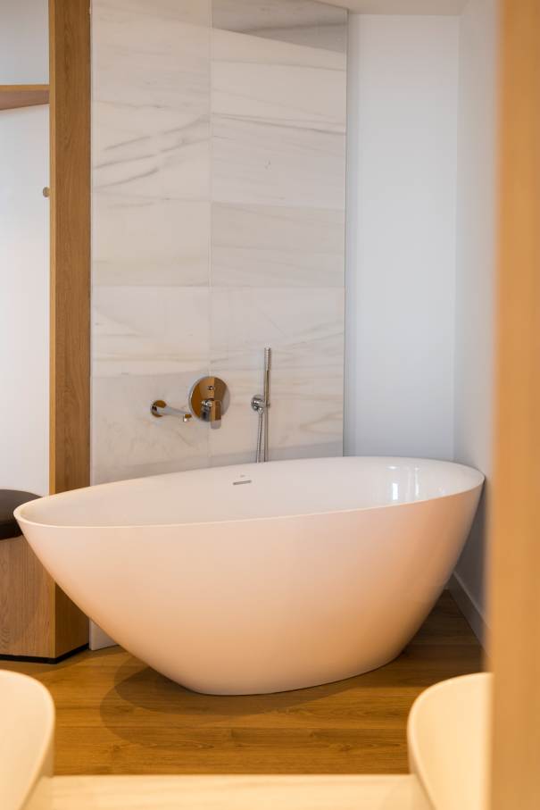 The bathrooms at Gran Meliá Torre Melina offer a luxurious and comfortable experience, enhanced by some of Roca's premium products. In the Supreme rooms, guests can indulge in sophisticated bathing with the exquisite Kauai Stonex® bathtub and the Cala built-in bath/shower mixer with rainfall handshower. Other rooms feature innovative showering solutions including Terran-N Stonex® shower trays and T-500 thermostatic mixers for an unparalleled showering sensation. The hotel’s public toilets feature modern and functional over countertop basins from the Ona collection, Mural urinals and The Gap Round back to wall WCs. Roca's durable Stonex® and Fineceramic® materials not only contribute to improved hygiene standards, but also enhance operational efficiency throughout the hotel, reflecting the hotel’s commitment to excellence in hospitality.11