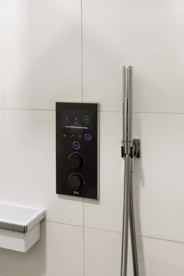 In 2024, Roca is an official sponsor of Alinghi Red Bull Racing for the 37th America’s Cup in Barcelona. The headquarters are located at the city’s Port Vell, or Old Port, and feature some of Roca’s innovative products including water-saving faucets, operating plates and smart showers. Integrated with Roca Connect, the Loft Connect electronic faucets, PL10 Connect dual flush operating plates and Smart Showers, are smart bathroom solutions that allow real-time control and monitoring, promoting efficient water management, enhanced user satisfaction and reduced maintenance costs. For maximum accessibility and comfort, the hospitality bathrooms feature grab bars and a wall-hung Stonex® basin from the Access range, Ona’s compact wall-hung WC and the Eidos mirror, as well as accessories from the Public and Superinox collections designed for intensive use.10