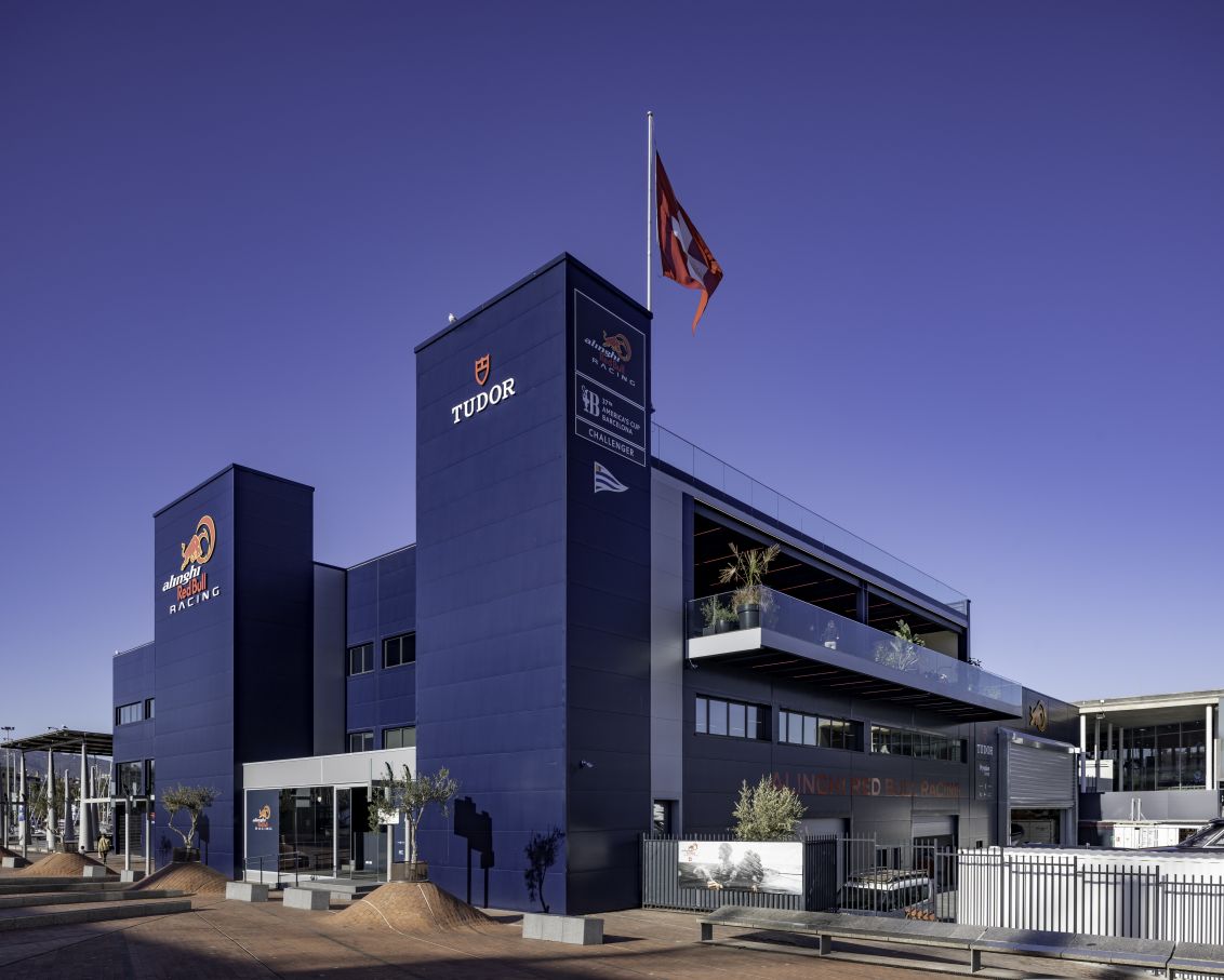 In 2024, Roca is an official sponsor of Alinghi Red Bull Racing for the 37th America’s Cup in Barcelona. The headquarters are located at the city’s Port Vell, or Old Port, and feature some of Roca’s innovative products including water-saving faucets, operating plates and smart showers. Integrated with Roca Connect, the Loft Connect electronic faucets, PL10 Connect dual flush operating plates and Smart Showers, are smart bathroom solutions that allow real-time control and monitoring, promoting efficient water management, enhanced user satisfaction and reduced maintenance costs. For maximum accessibility and comfort, the hospitality bathrooms feature grab bars and a wall-hung Stonex® basin from the Access range, Ona’s compact wall-hung WC and the Eidos mirror, as well as accessories from the Public and Superinox collections designed for intensive use.4