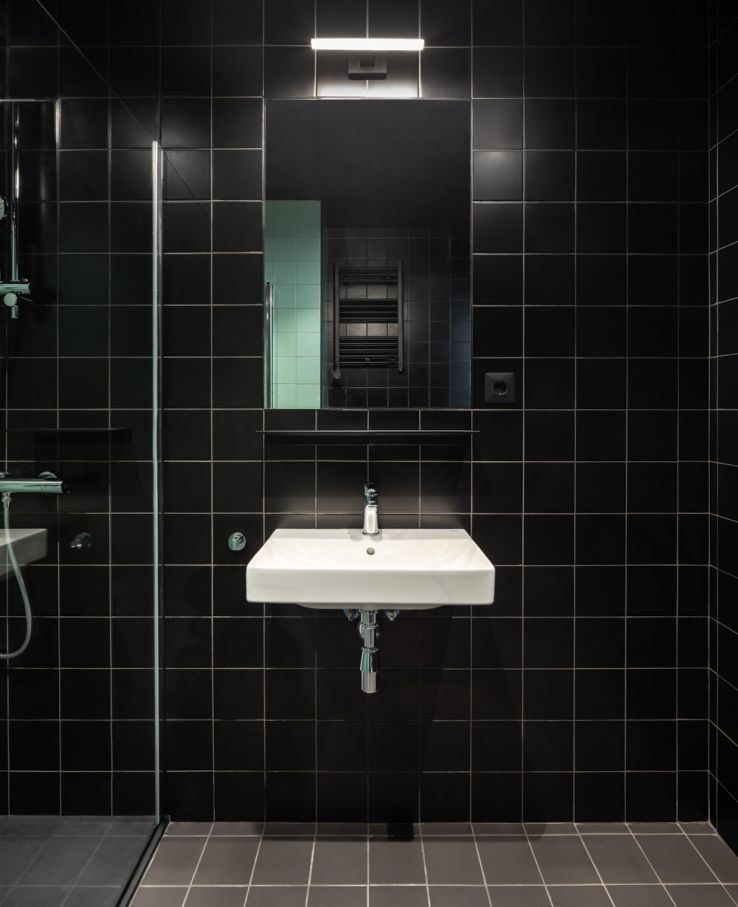 The Social Hub San Sebastián features Roca’s Fineceramic® washbasins, classic WCs, chrome accessories, faucets, and shower mixers, as well as modern flush plates. The Ona collection, with its Mediterranean-inspired design, adds warmth and intimacy, while the L20 basin mixer, T-500 thermostatic shower mixer, Stella shower kit, and Victoria accessories combine functionality with elegance. This partnership ensures that guests enjoy a sophisticated, durable, and tranquil bathroom experience, reflecting both brands' commitment to innovation and sustainability.6